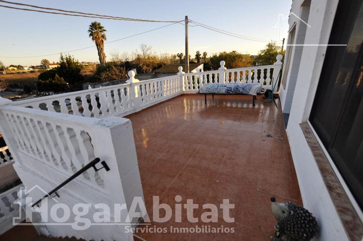 CASA CON GRAN TERRENO, PISCINA Y GARAJE CERCA DE LA PLAYA photo 0