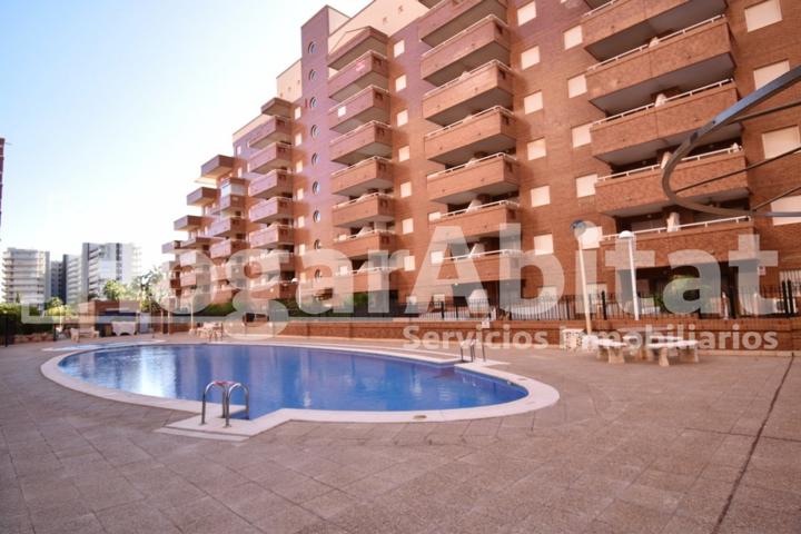 SEMINUEVO EN RESIDENCIAL CON PISCINA Y GARAJE photo 0