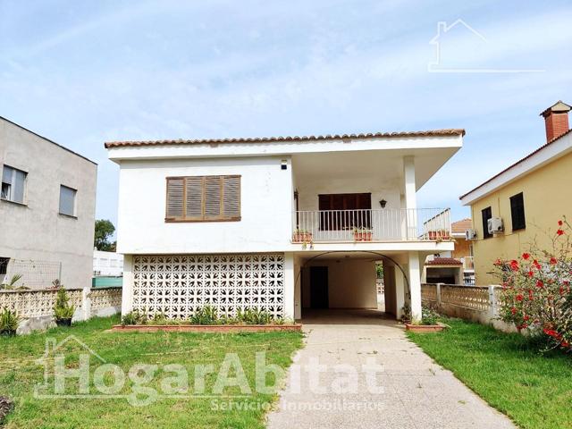 CHALET CON TERRAZA, JARDÍN Y GARAJE EN 2ª LINEA DE PLAYA photo 0