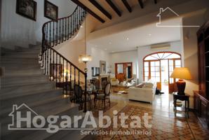 GRANDE Y EXTRAORDINARIA CASA CON PATIO, TERRAZA Y TRASTERO photo 0