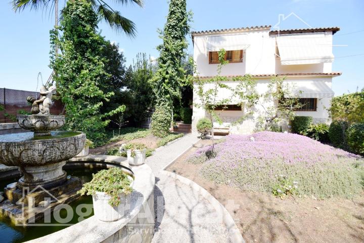 CHALET SEMINUEVO CON PISCINA, GARAJE, JARDIN Y TERRAZA photo 0