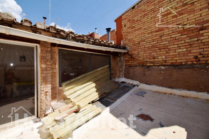 ¡GRAN OPORTUNIDAD! CASA ESQUINERA PARA REFORMAR CON GARAJE, TERRAZA Y BALCÓN photo 0