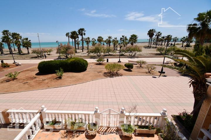 ¡PRECIOSA! CASA SEMINUEVA, FRENTE AL MAR CON DOBLE TERRAZA Y GARAJE photo 0