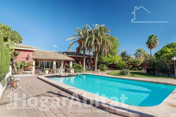 ¡GRAN OPORTUNIDAD! ESPECTACULAR CHALET REFORMADO CON GARAJE, TERRAZA Y PARCELA photo 0