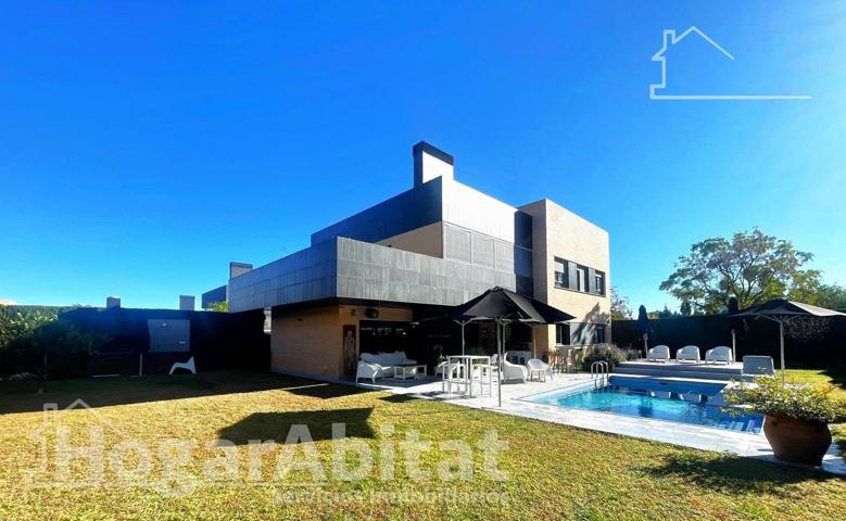 IMPRESIONANTE CHALET CON PISCINA, GARAJE Y AMPLIA TERRAZA photo 0