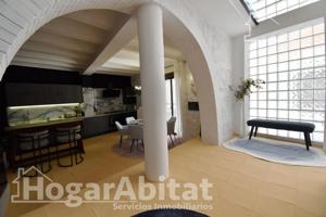 MODERNA CASA REFORMADA CON PATIO, BALCÓN, TERRAZA Y TRASTERO photo 0