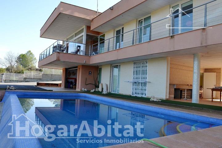 PRECIOSO CHALET CON GARAJE, PISCINA PRIVADA, GRAN TERRAZA Y PARCELA photo 0