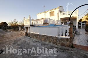 CASA CON GRAN TERRENO, PISCINA Y GARAJE CERCA DE LA PLAYA photo 0