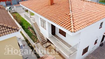 CHALET CON TERRAZA, JARDÍN Y GARAJE EN 2ª LINEA DE PLAYA photo 0