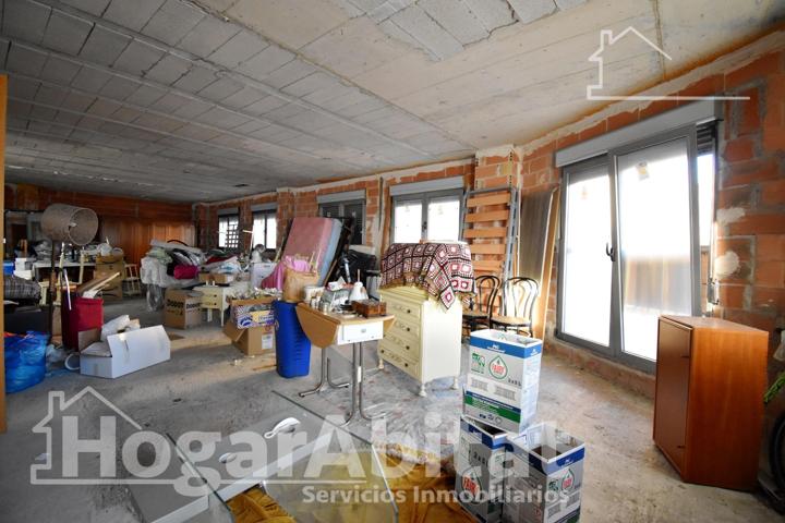 ¡GRAN OPORTUNIDAD, OFICINA CERCA DEL AYUNTAMIENTO! ESQUINERO PARA REFORMAR CON PATIO Y ASCENSOR photo 0