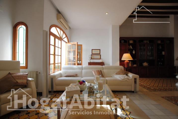 GRANDE Y EXTRAORDINARIA CASA CON PATIO, TERRAZA Y TRASTERO photo 0