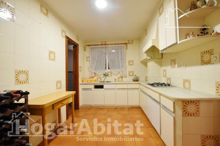AMPLIO, EXTERIOR Y ESQUINERO CON 3 BALCONES Y ASCENSOR photo 0