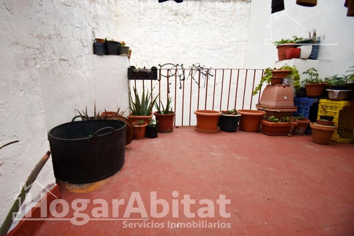 AMPLIA CASA SEMIREFORMADA CON TERRAZA Y BALCÓN, EN EL CENTRO photo 0