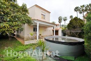 ¡OPORTUNIDAD DE INVERSIÓN! GRAN CHALET CON GARAJE Y TERRAZA CERCA DEL MAR photo 0