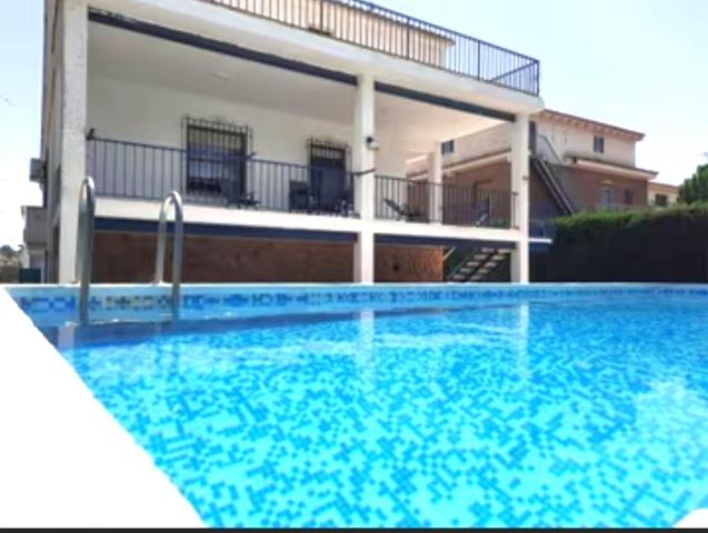 CHALET CON PISCINA Y GARAJE PARA HACER A TU GUSTO CERCA DEL METRO photo 0