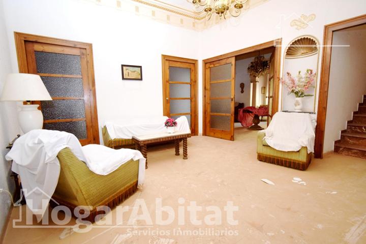 ¡OPORTUNIDAD DE INVERSIÓN! AMPLIA CASA CON GRAN TERRAZA Y BALCÓN, EN EL CENTRO photo 0