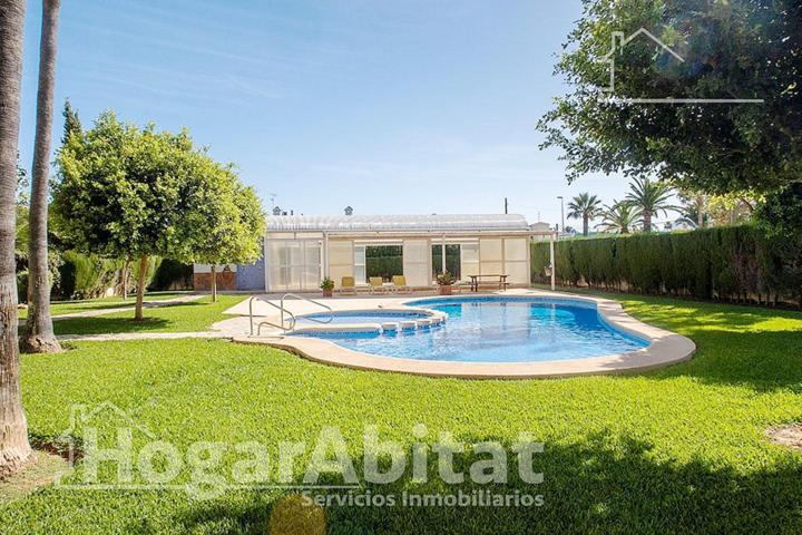 EXTERIOR CON PISCINA, GARAJE Y TERRAZA JUNTO A LA PLAYA photo 0