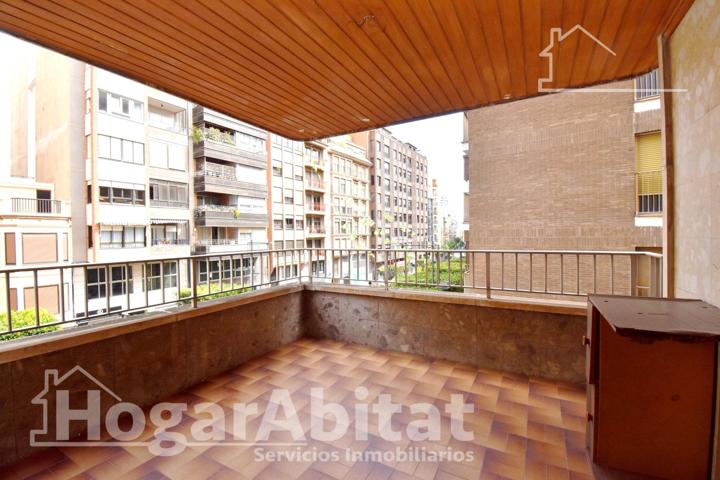 ESQUINERO, LUMINOSO Y MUY AMPLIO CON TERRAZA Y GARAJE EN EL CENTRO photo 0