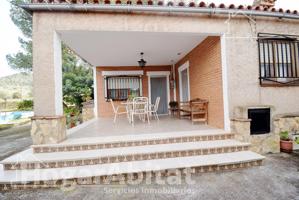 ¡MAGNÍFICA OPORTUNIDAD! GRAN CHALET CON PISCINA PRIVADA, TERRAZA Y PARCELA photo 0