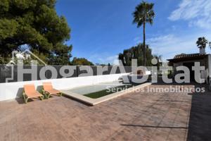 CHALET REFORMADO de 2 alturas con PISCINA, GARAJE y amplia PARCELA photo 0