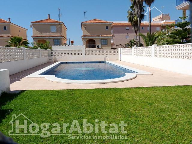 ¡Al lado mismo de la playa! Seminuevo con piscina, terraza y garaje photo 0