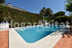 VILLA de 2 alturas con JARDÍN y PISCINA photo 0