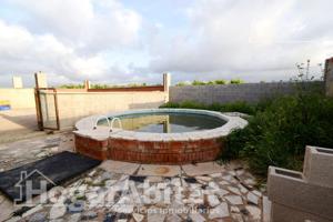 ¡GRAN OPORTUNIDAD! CHALET RÚSTICO CON PISCINA, GARAJE, BARBACOA Y TERRAZA photo 0
