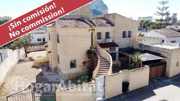 VILLA CON PISCINA, TERRAZA Y PARKING CERCA DE LA PLAYA photo 0