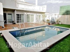 ESPECTACULAR CASA CON ASCENSOR Y PISCINA PRIVADA photo 0
