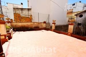 ¡OPORTUNIDAD DE INVERSIÓN! AMPLIA CASA CON GRAN TERRAZA Y BALCÓN, EN EL CENTRO photo 0