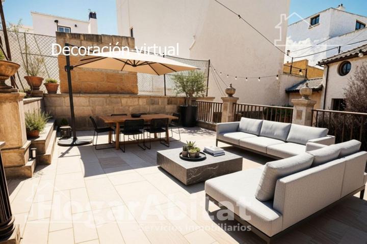 ¡OPORTUNIDAD DE INVERSIÓN! AMPLIA CASA CON GRAN TERRAZA Y BALCÓN, EN EL CENTRO photo 0
