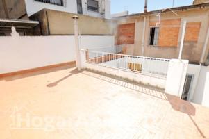 CASA AMPLIA Y PARCIALMENTE REFORMADA CON DOS GRANDES TERRAZAS, EN EL CENTRO photo 0