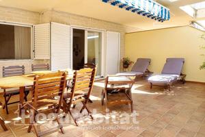 EXTERIOR CON PISCINA, GARAJE Y TERRAZA JUNTO A LA PLAYA photo 0