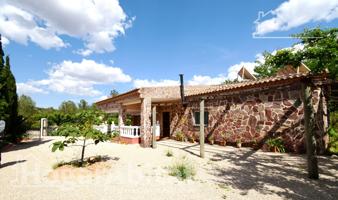 ¡OPORTUNIDAD DE INVERSIÓN! AMPLIO CHALET CON GARAJE, TERRAZA Y PARCELA photo 0