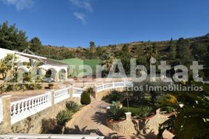IMPRESIONANTE CHALET CON PISCINA, GARAJE Y GRAN PARCELA photo 0