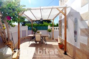 ¡OPORTUNIDAD DE INVERSIÓN! CHALET ESQUINERO CON TERRAZA, JARDÍN Y GARAJE photo 0