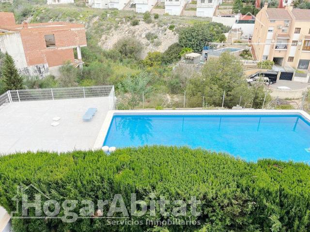 PAREADO ESQUINERO Y SEMINUEVO CON GARAJE, JARDÍN Y PISCINA photo 0