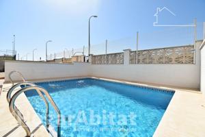 SEMINUEVO CON TERRAZA, GARAJE Y PISCINA CERCA DE LA PLAYA photo 0