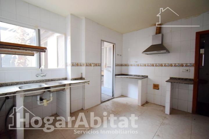 ESPACIOSA CASA CON MUCHAS POSIBILIDADES CERCA DEL METRO photo 0