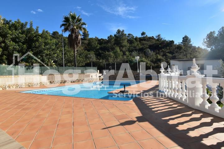 IMPRESIONANTE CHALET CON PISCINA, GARAJE Y GRAN PARCELA photo 0