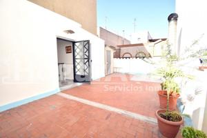 Magnífica casa doble con garaje y enorme terraza photo 0