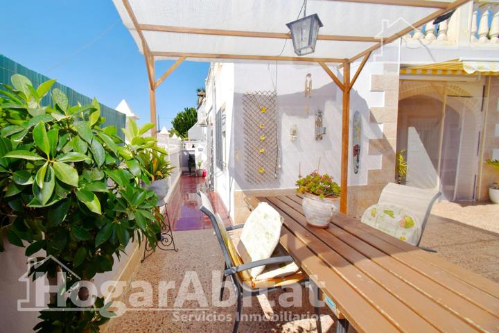 ¡OPORTUNIDAD DE INVERSIÓN! CHALET ESQUINERO CON TERRAZA, JARDÍN Y GARAJE photo 0