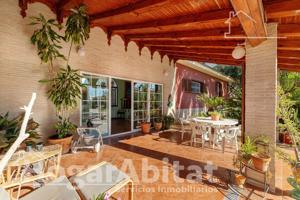 ¡GRAN OPORTUNIDAD! ESPECTACULAR CHALET REFORMADO CON GARAJE, TERRAZA Y PARCELA photo 0