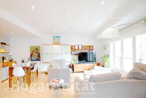 ¡PRECIOSO, AMPLIO Y ESQUINERO! TOTALMENTE REFORMADO CON TERRAZA Y BALCÓN photo 0