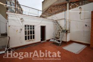 CASA SEMIREFORMADA CON GARAJE Y DOS TERRAZAS, EN EL CENTRO photo 0
