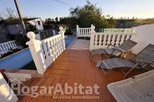 CASA CON GRAN TERRENO, PISCINA Y GARAJE CERCA DE LA PLAYA photo 0