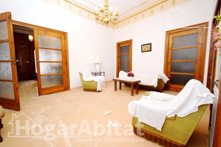 ¡OPORTUNIDAD DE INVERSIÓN! AMPLIA CASA CON GRAN TERRAZA Y BALCÓN, EN EL CENTRO photo 0