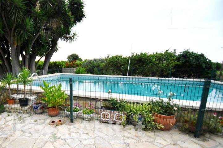 ¡GRAN CHALET! LUMINOSO CON PISCINA PRIVADA, GARAJE Y PARCELA photo 0