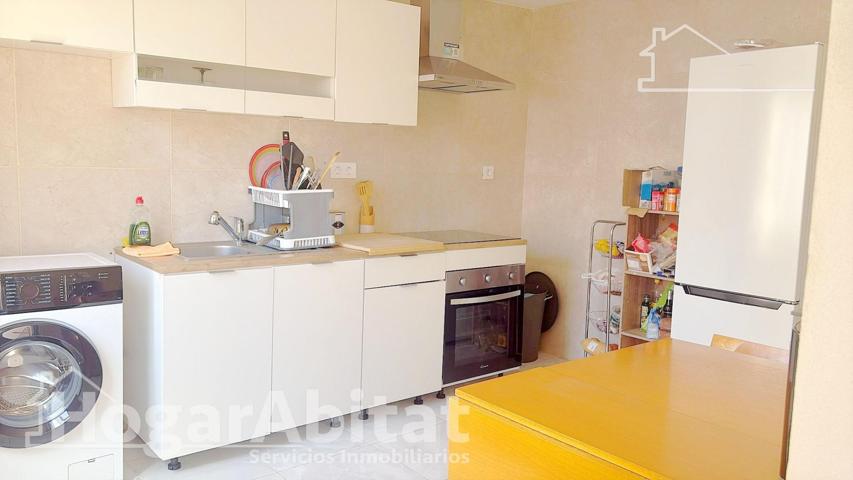 CASA ESQUINERA AMPLIA Y LUMINOSA CON TERRAZA Y BALCÓN photo 0