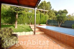 VILLA SEMINUEVA CON PISCINA, TERRAZA Y GRAN JARDÍN photo 0